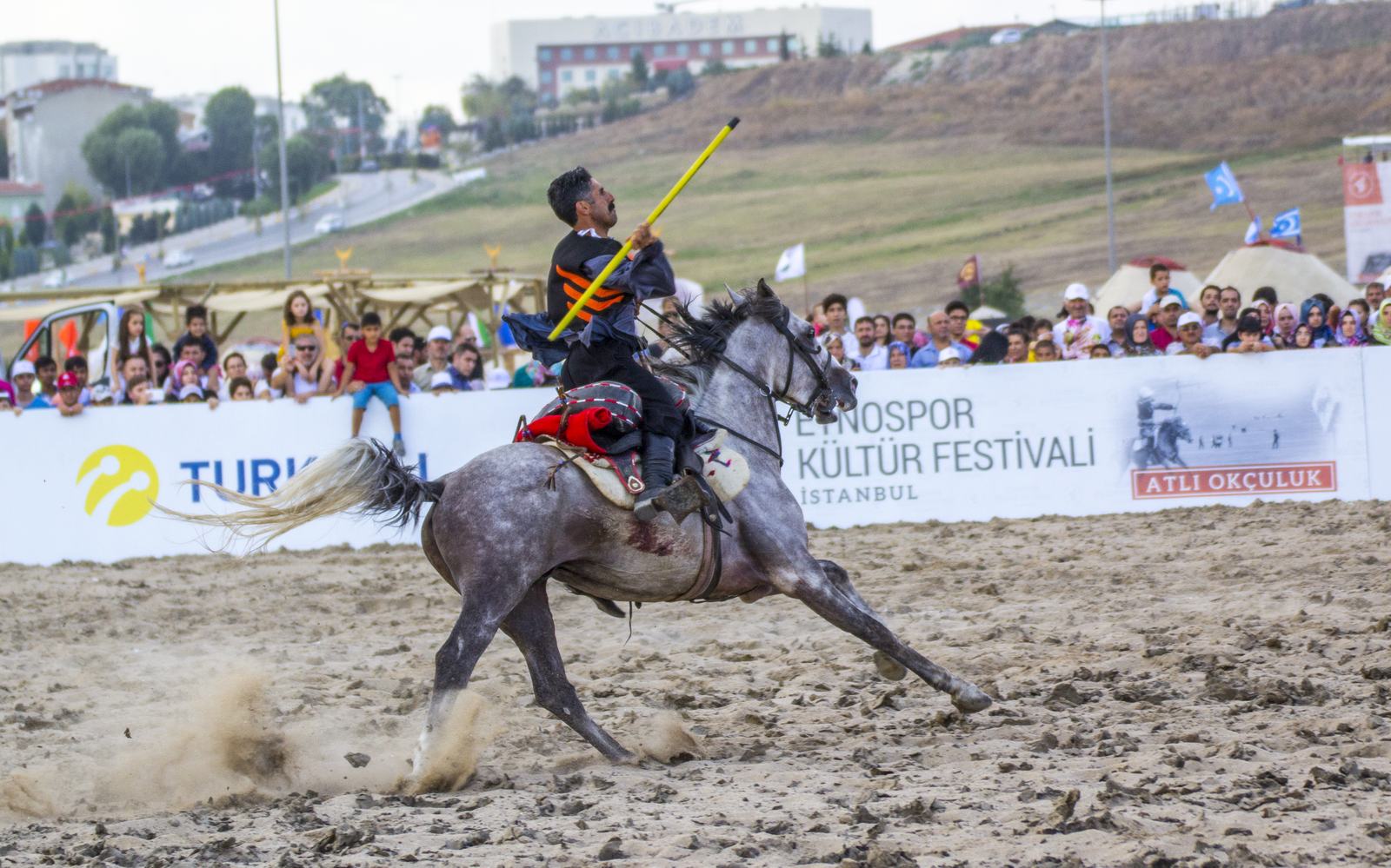 Etnospor Kültür Festivali arenasında elinde ciritle dörtnala giden atlı