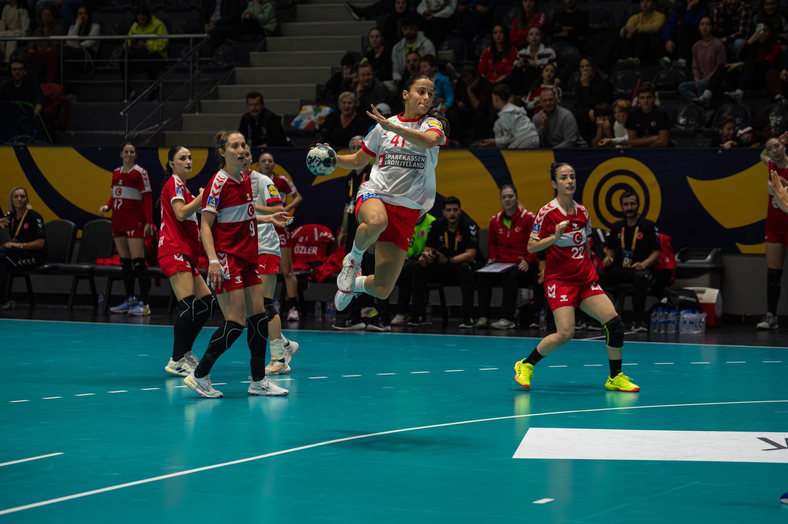 Ankara'da Kadınlar EHF EURO 2026 elemesinde Türkiye–Danimarka maçından hücum anı